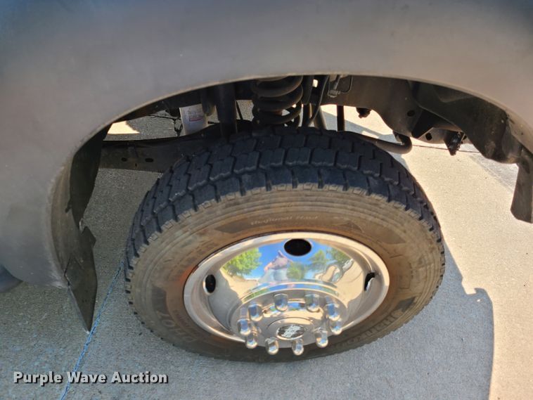 image for item DY9881 2012 Ford F550 Super Duty  Crew Cab flatbed truck