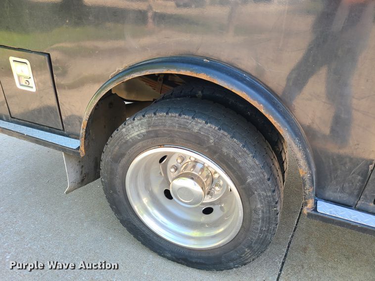 image for item DY9881 2012 Ford F550 Super Duty  Crew Cab flatbed truck