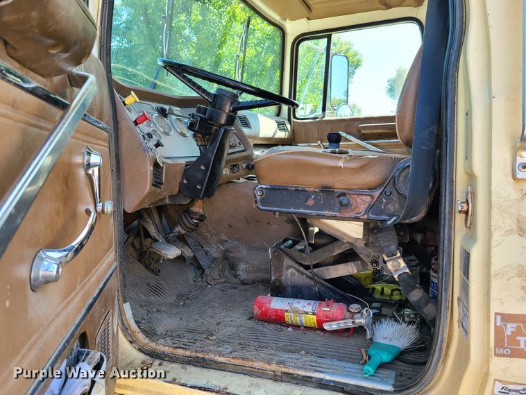 image for item DY9894 1995 Ford L9000  dump truck