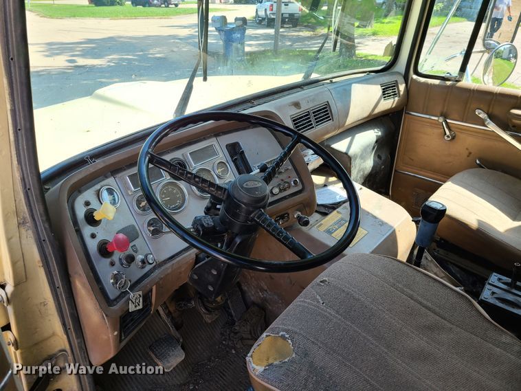 image for item DY9894 1995 Ford L9000  dump truck