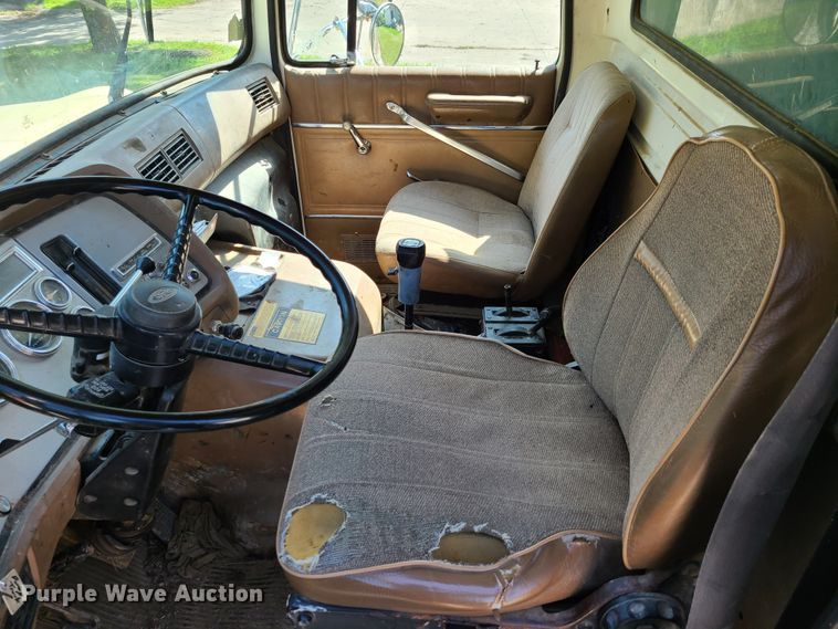 image for item DY9894 1995 Ford L9000  dump truck