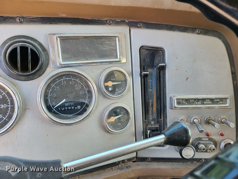 image for item DY9894 1995 Ford L9000  dump truck