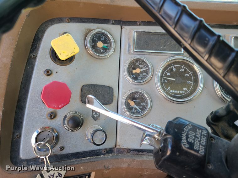 image for item DY9894 1995 Ford L9000  dump truck