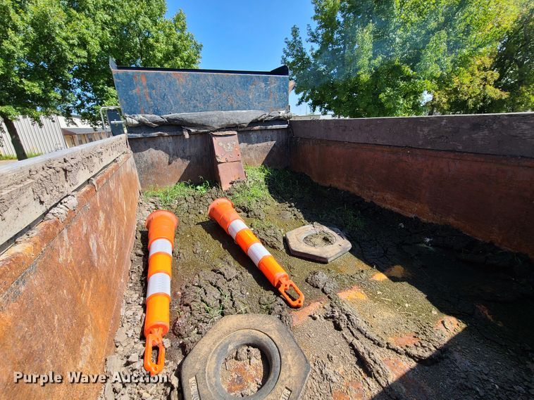 image for item DY9894 1995 Ford L9000  dump truck