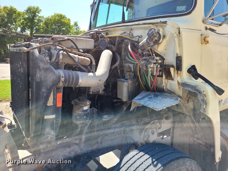 image for item DY9894 1995 Ford L9000  dump truck