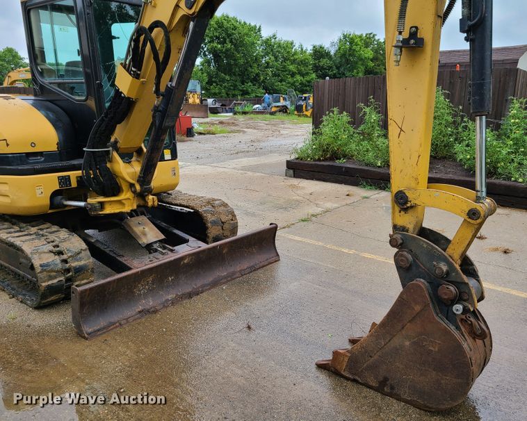 image for item EL9942 2005 Caterpillar 304CR  mini excavator