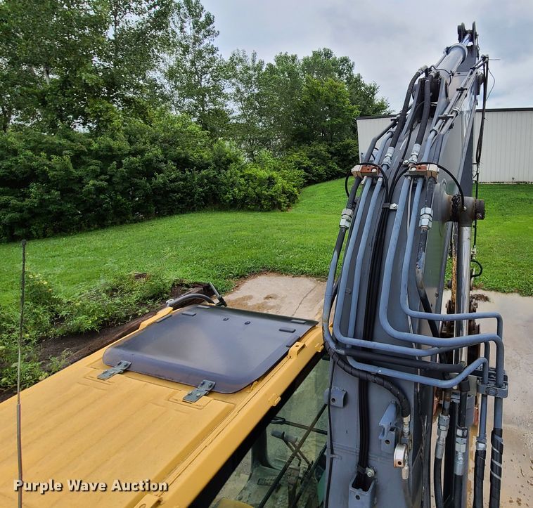 image for item EL9950 2010 John Deere 135D  excavator