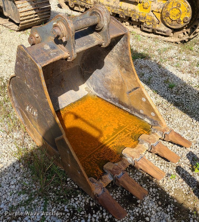 image for item EL9950 2010 John Deere 135D  excavator