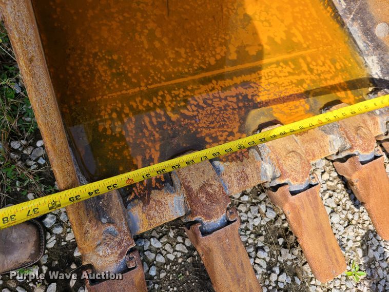 image for item EL9950 2010 John Deere 135D  excavator