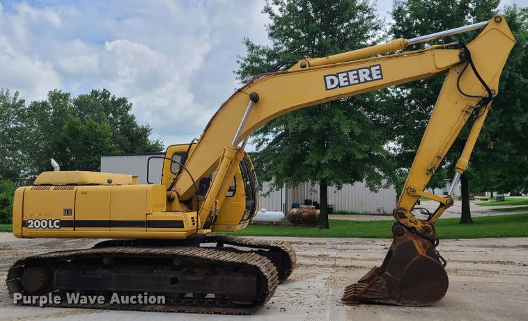 image for item EL9956 2000 John Deere 200LC  excavator