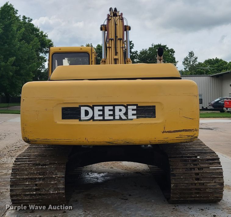 image for item EL9956 2000 John Deere 200LC  excavator