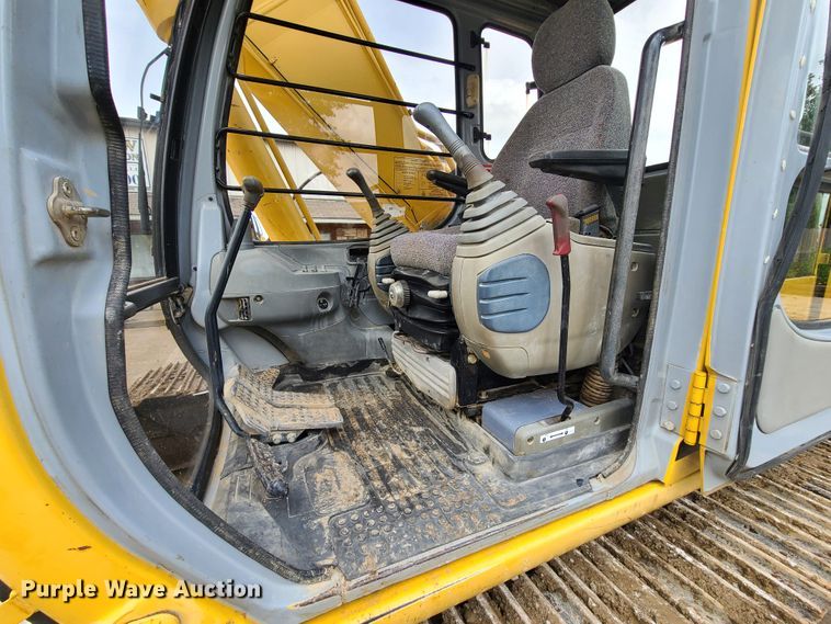 image for item EL9956 2000 John Deere 200LC  excavator