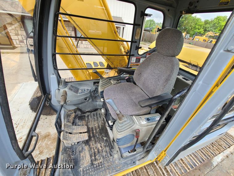 image for item EL9956 2000 John Deere 200LC  excavator