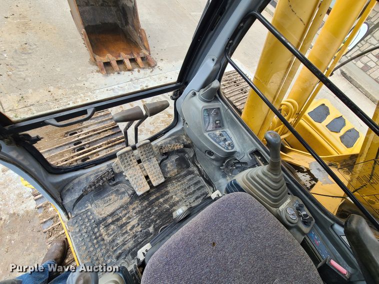 image for item EL9956 2000 John Deere 200LC  excavator