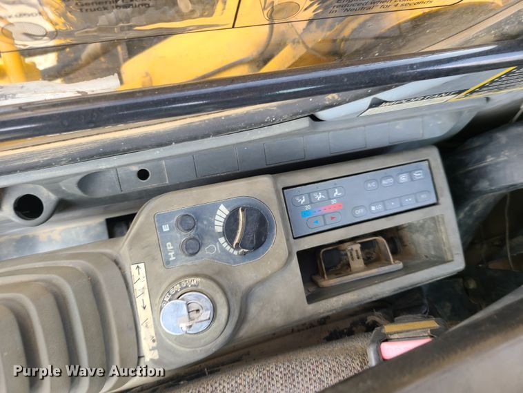 image for item EL9956 2000 John Deere 200LC  excavator