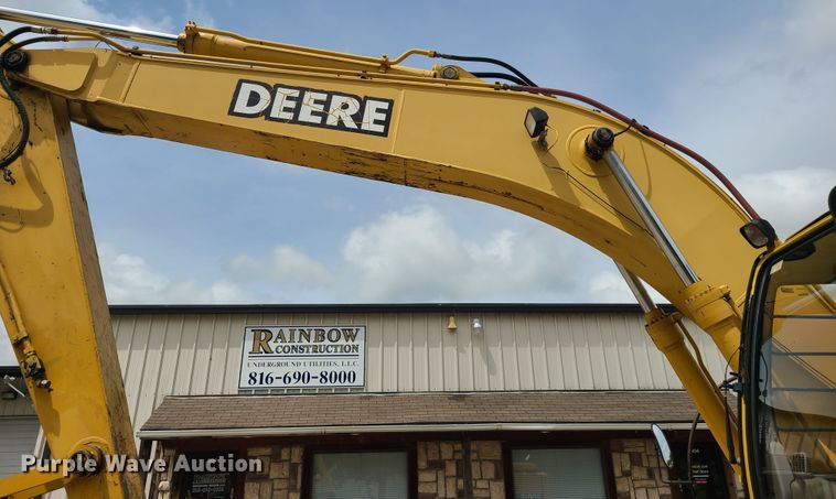 image for item EL9956 2000 John Deere 200LC  excavator