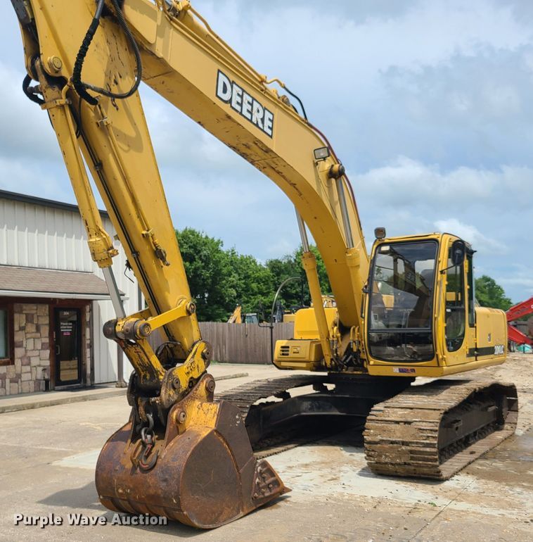 image for item EL9956 2000 John Deere 200LC  excavator