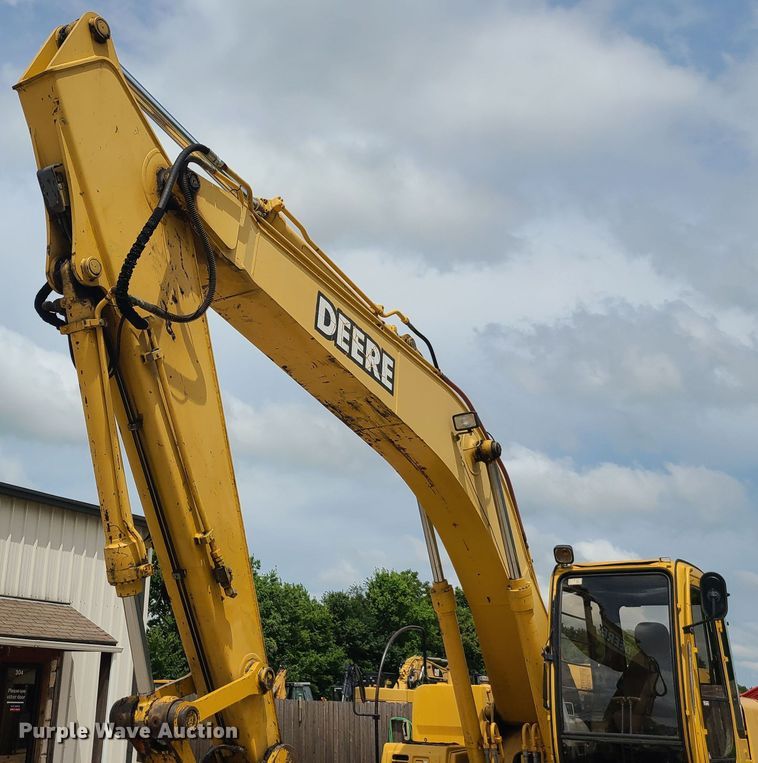 image for item EL9956 2000 John Deere 200LC  excavator