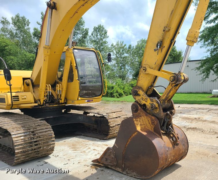 image for item EL9956 2000 John Deere 200LC  excavator