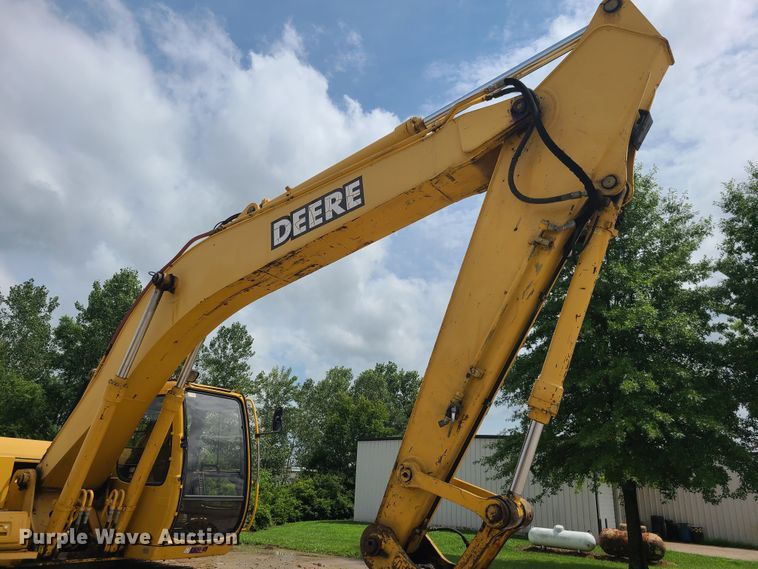 image for item EL9956 2000 John Deere 200LC  excavator