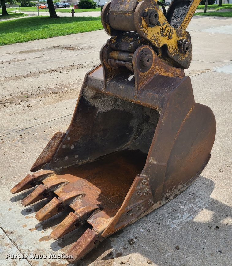 image for item EL9956 2000 John Deere 200LC  excavator