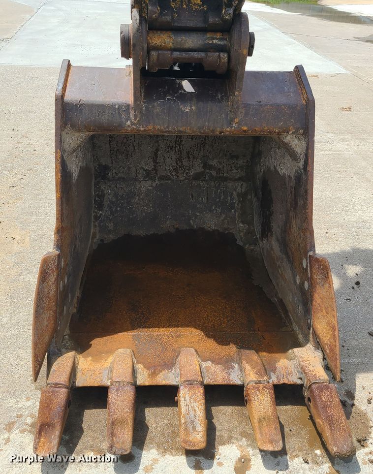 image for item EL9956 2000 John Deere 200LC  excavator