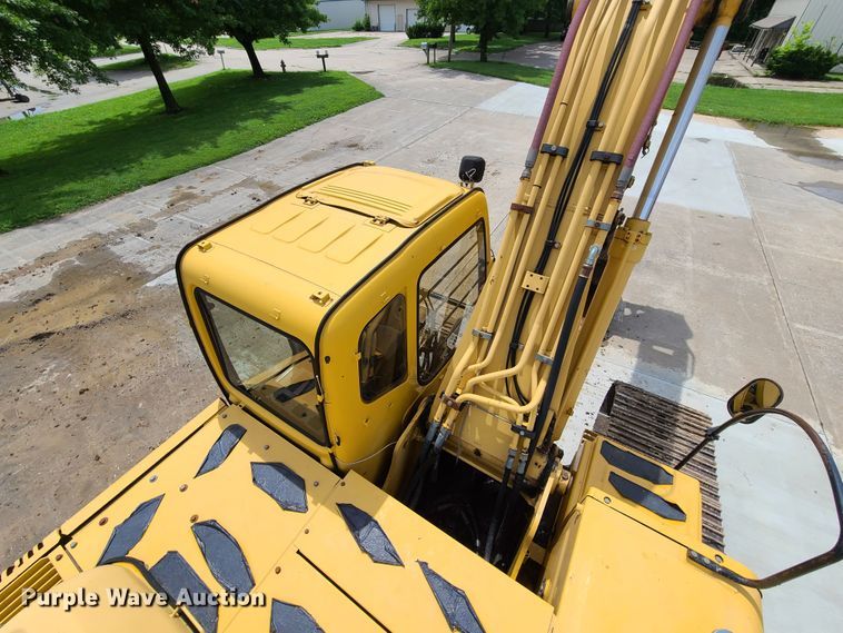 image for item EL9956 2000 John Deere 200LC  excavator