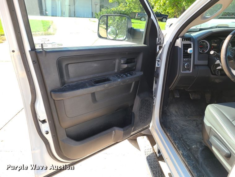 image for item GO9360 2017 Dodge Ram 5500  Crew Cab flatbed truck