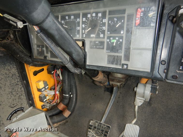 image for item DG4587 1997 International 3800  school bus