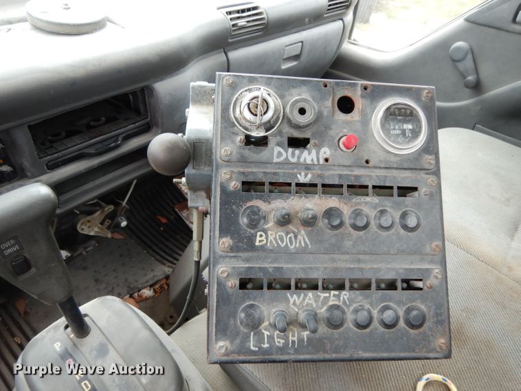 image for item DG6882 1998 GMC TB400  street sweeper truck