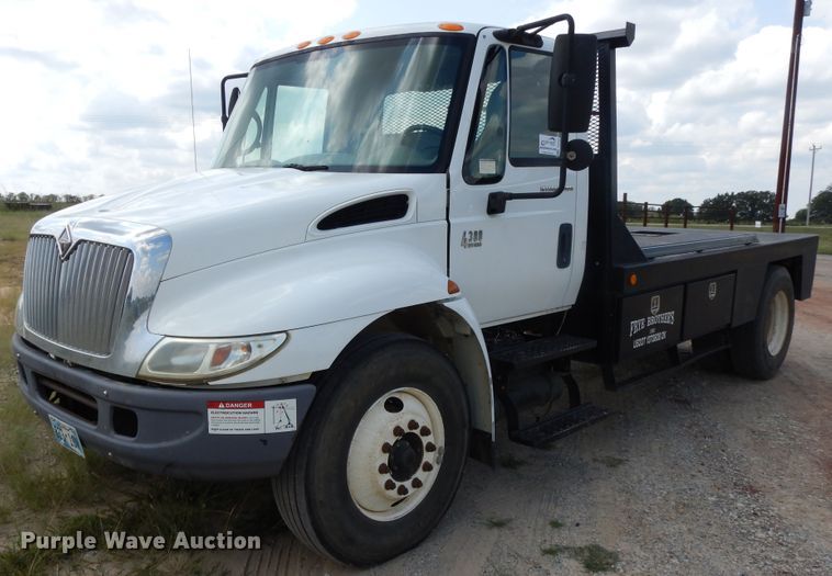 image for item DH0051 2004 International 4300  flatbed truck
