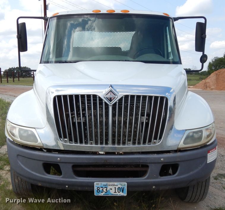 image for item DH0051 2004 International 4300  flatbed truck