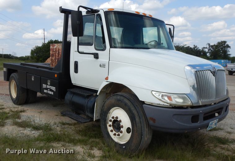 image for item DH0051 2004 International 4300  flatbed truck