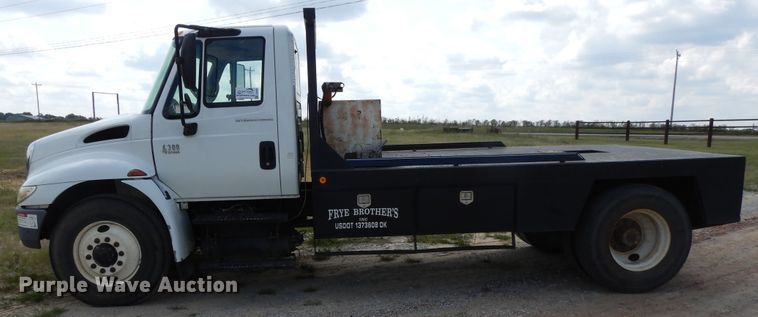 image for item DH0051 2004 International 4300  flatbed truck