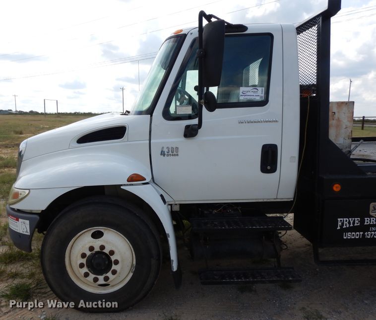 image for item DH0051 2004 International 4300  flatbed truck