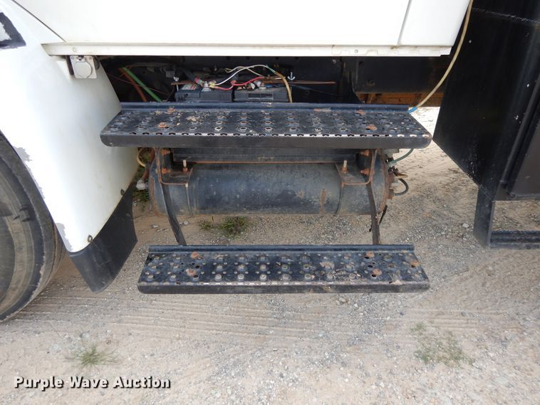 image for item DH0051 2004 International 4300  flatbed truck