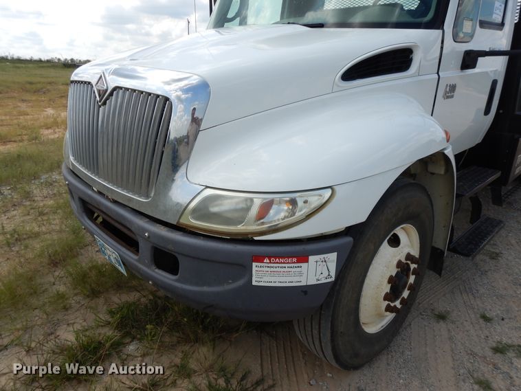 image for item DH0051 2004 International 4300  flatbed truck