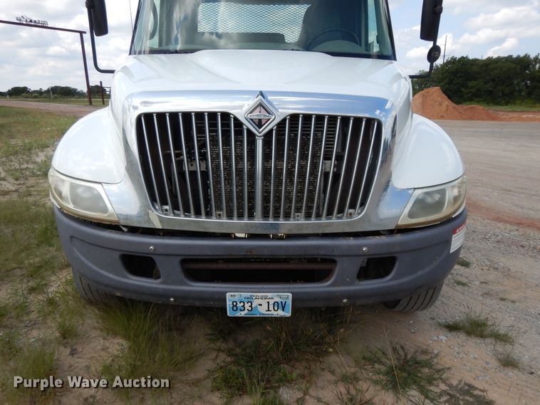 image for item DH0051 2004 International 4300  flatbed truck