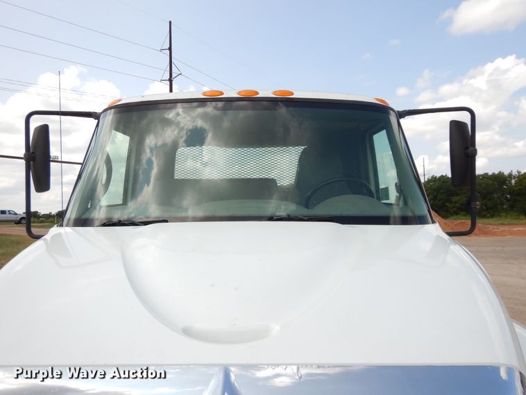 image for item DH0051 2004 International 4300  flatbed truck