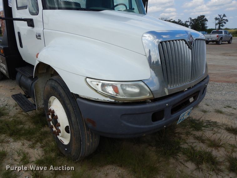 image for item DH0051 2004 International 4300  flatbed truck
