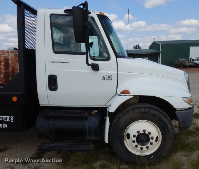 image for item DH0051 2004 International 4300  flatbed truck