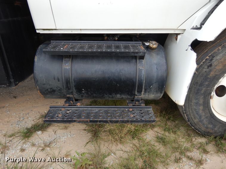 image for item DH0051 2004 International 4300  flatbed truck