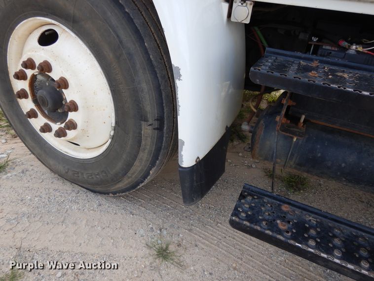 image for item DH0051 2004 International 4300  flatbed truck