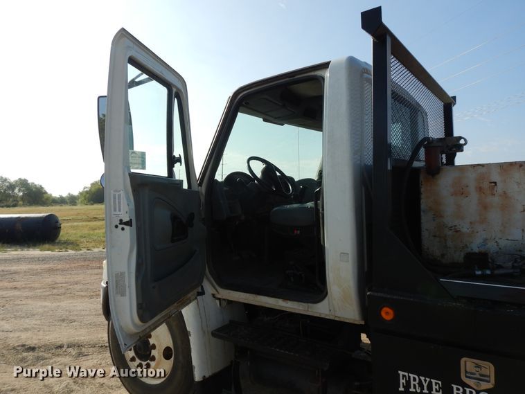 image for item DH0051 2004 International 4300  flatbed truck