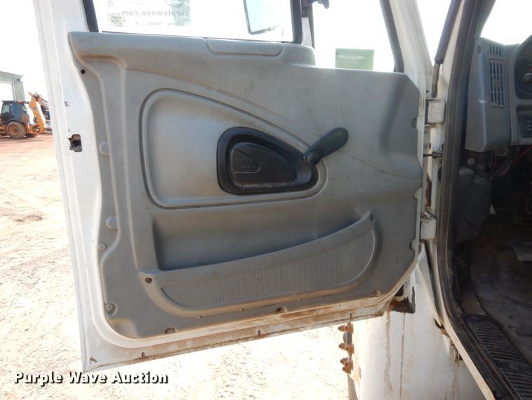 image for item DH0051 2004 International 4300  flatbed truck