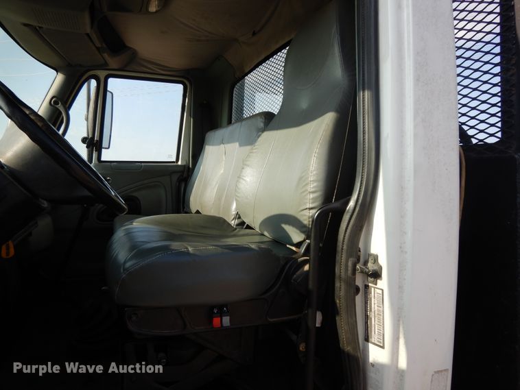 image for item DH0051 2004 International 4300  flatbed truck