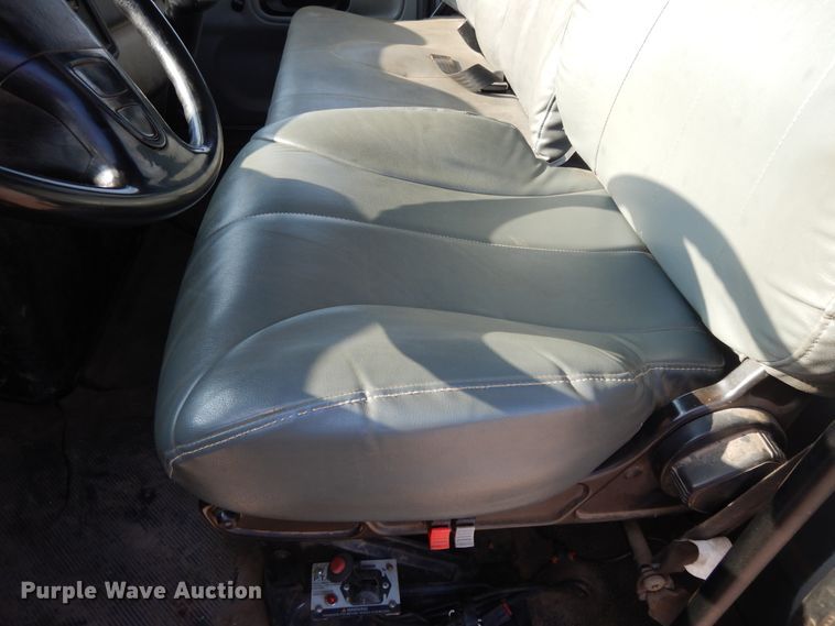 image for item DH0051 2004 International 4300  flatbed truck