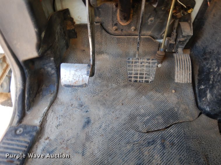 image for item DH0051 2004 International 4300  flatbed truck