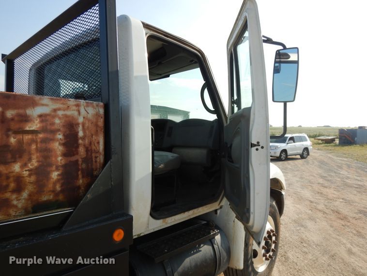 image for item DH0051 2004 International 4300  flatbed truck