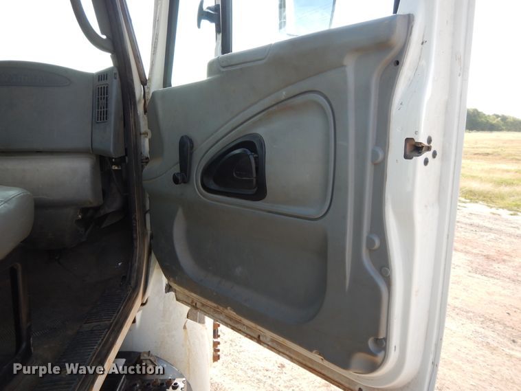 image for item DH0051 2004 International 4300  flatbed truck